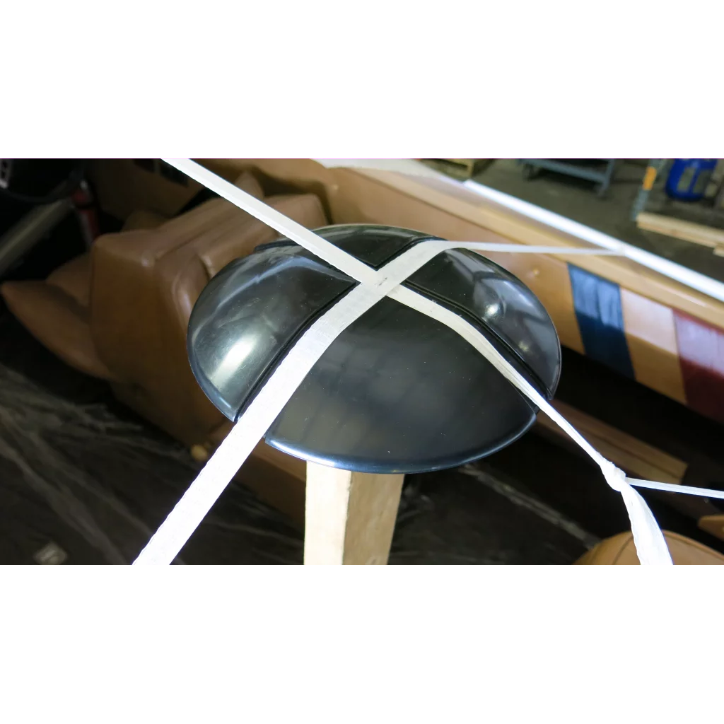 Toppplate for støtte strammebånd